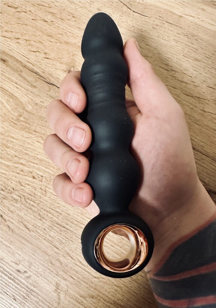 análny kolík v rukách testera